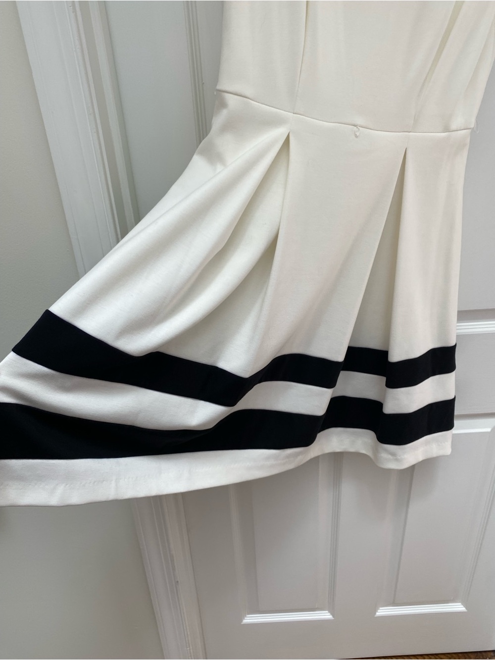 Calvin Klein White Fit & Flare Dress w Black Stripes on Pleated Skirt - size 6 - Picture 4 of 7